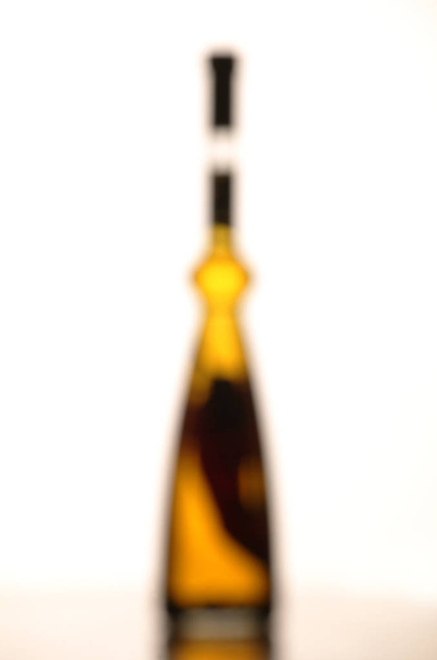 Abstraktní obraz láhev olivového oleje s červeným Chilli na bílém pozadí - Fotografie, Obrázek