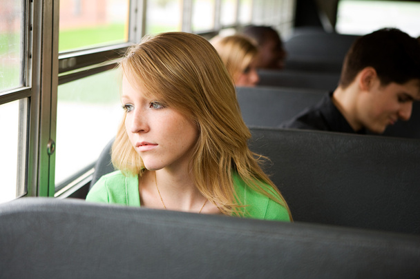 スクールバス: 女の子は学校に行くの疲れています。 - 写真・画像