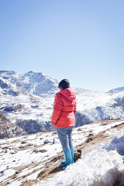 Természetjáró nő piros ruha viszont vissza állandó után kirándulás a csúcsra az Everest régióban, a Himalája hegység. Eredmény, a szabadság, a siker fogalmát. Szoba-hely szövegrészt a januári naptár. - Fotó, kép