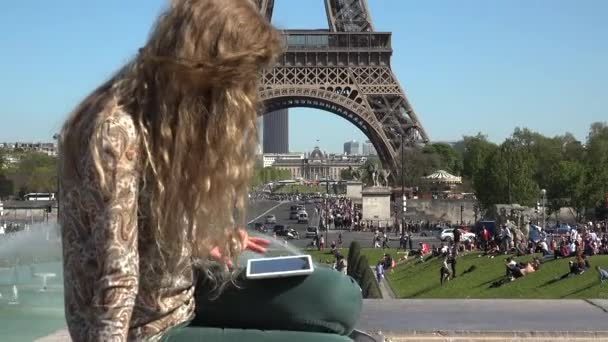 Gyönyörű nő haját szél rögzíti, és az emlék, az Eiffel-torony közelében - Felvétel, videó