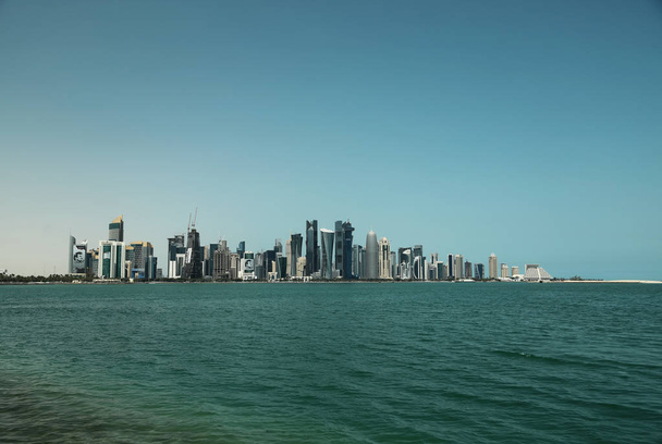 Vista de rascacielos en Doha centro, Qatar, Golfo Pérsico, Península Arábiga. Centro financiero en la ciudad de Doha - capital y ciudad más poblada de Qata
 - Foto, imagen