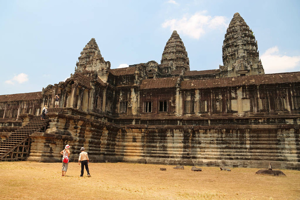 Ангкор-Ват - храмовий комплекс і найбільший релігійний пам'ятник у світі, Сієм Ріп в Камбоджі в північно-західній провінції - Фото, зображення