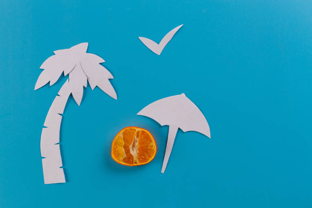 beach umbrella and palm trees. concept image - Foto, Imagen