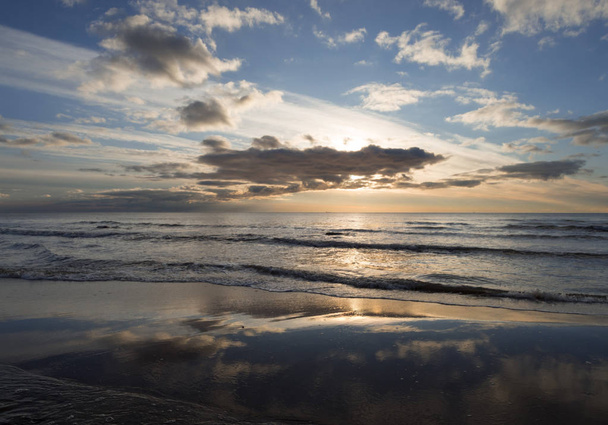 Kaunis auringonlasku Itämeren hiekkarannalla Lietvassa, Klaipedassa
 - Valokuva, kuva