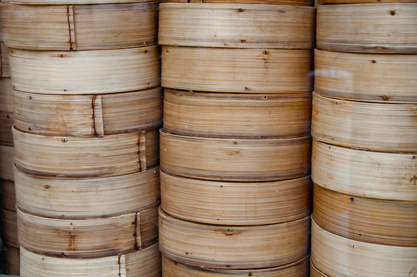 Бамбуковые и деревянные контейнеры, сложенные в стопку
 - Фото, изображение