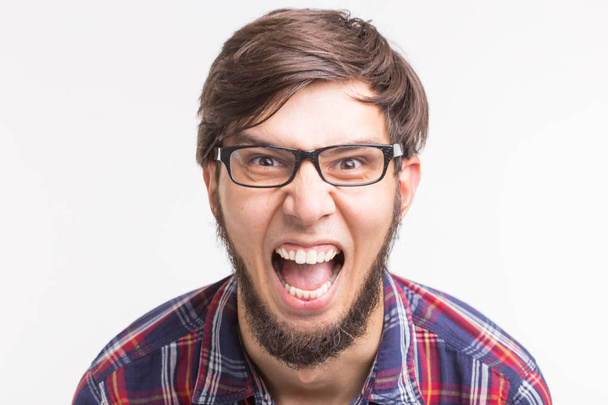 Conceito de expressão e gesto - Retrato de homem com raiva gritando em fundo branco
 - Foto, Imagem