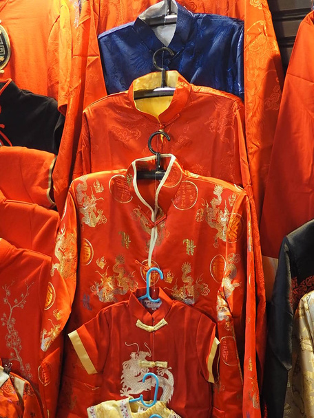 Κόκκινο πουκάμισο που φοράει φόρεμα κινέζικο νέο έτος Cheongsam μανταρίνι - Φωτογραφία, εικόνα