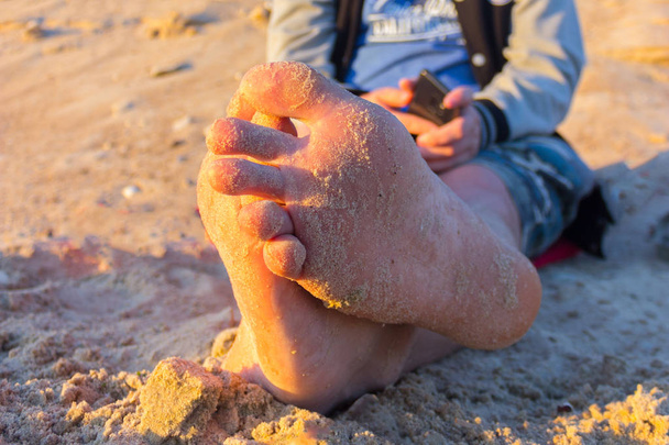 ビーチの砂に男の足 - 写真・画像