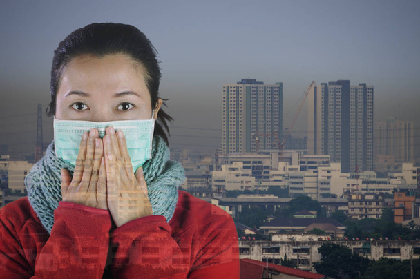 Mujeres asiáticas usan máscaras para prevenir la contaminación del aire con antecedentes Ciudades y contaminación del aire
. - Foto, imagen