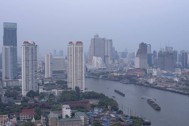 Vista da cidade de Banguecoque, enquanto tem poluição do ar, o tempo em Banguecoque a baixas temperaturas torna a qualidade do ar pior. Mostra o nível de poeira que entra na zona de perigo para a saúde
. - Foto, Imagem