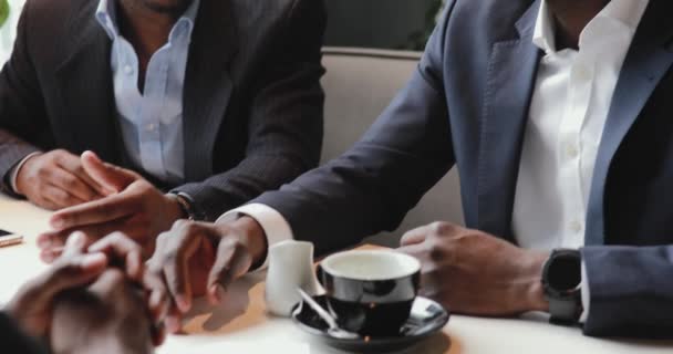 African friends businessmen talking in a cafe - Imágenes, Vídeo