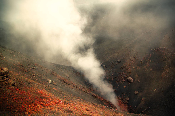 Näkymä kraatteriin Etnan vuorella Sisiliassa, Italiassa pilvisenä kesäpäivänä
 - Valokuva, kuva