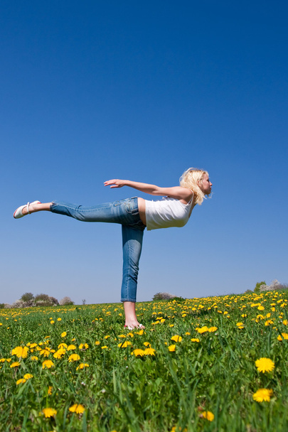 Mujer joven haciendo yoga
 - Foto, Imagen