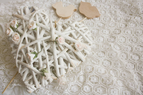 Dia dos Namorados fundo branco com um grande coração branco e decoração de madeira
 - Foto, Imagem