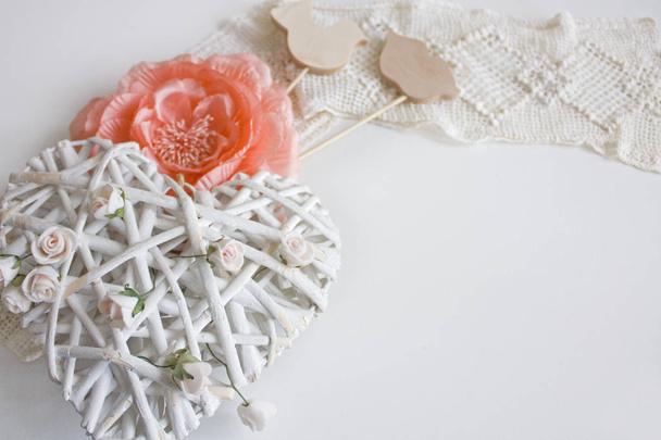 Día de San Valentín fondo blanco con un gran corazón blanco, rosa rosa y decoración de madera
 - Foto, Imagen