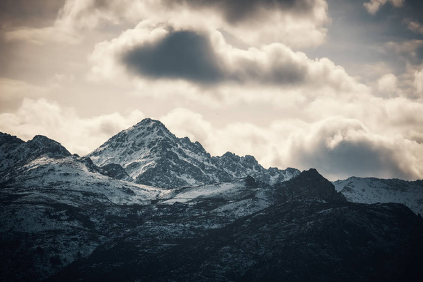 Ośnieżone góry szczyt Monteo San Parteo w regionu Balagne Korsyki - Zdjęcie, obraz