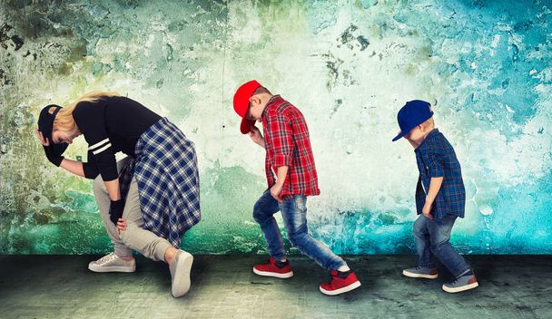 Mother and two son dance hip-hop.Urban lifestyle. Hip-hop generation. - Foto, imagen