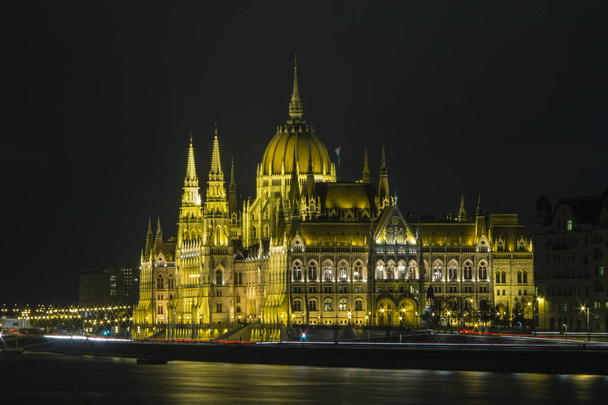Красиві будівлі ВРУ у Будапешті вночі. Угорщина - Фото, зображення