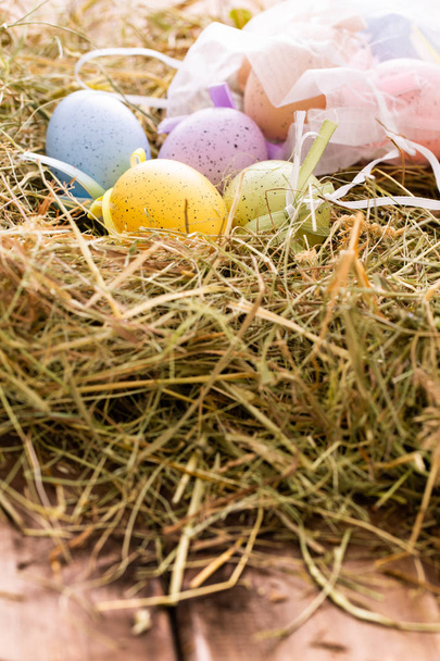 Šťastné Velikonoce tradiční, barevné vejce na seno - Fotografie, Obrázek