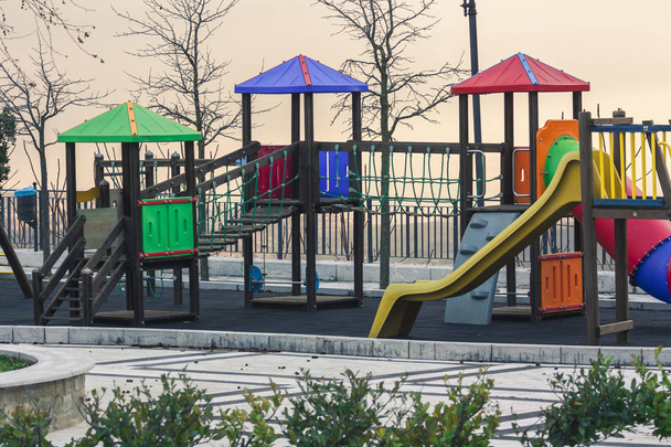 Красочная детская площадка во дворе парка означает концепцию
 - Фото, изображение