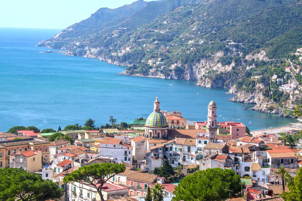 Landschaft von vietri sul mare, wunderschöne Stadt an der Amalfiküste, Kampanien, Italien - Foto, Bild