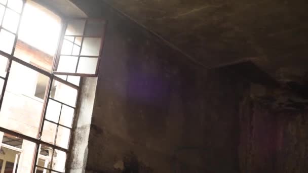 altes verlassenes Fenster mit Sonnenlicht - Filmmaterial, Video