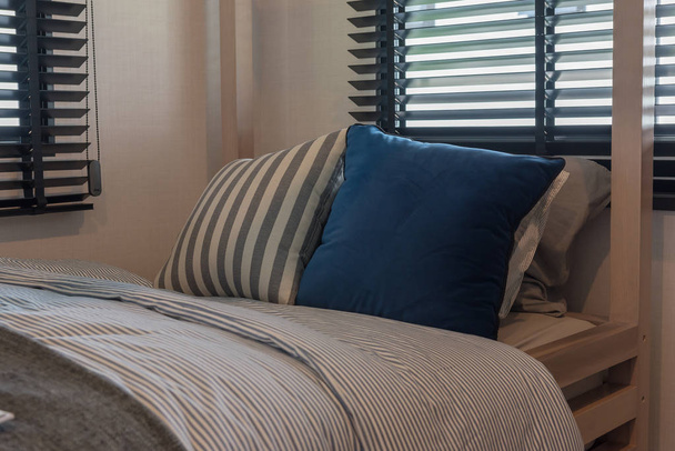 dormitorio de niño en tono azul con cama de madera, concepto de diseño de decoración de interiores
 - Foto, Imagen