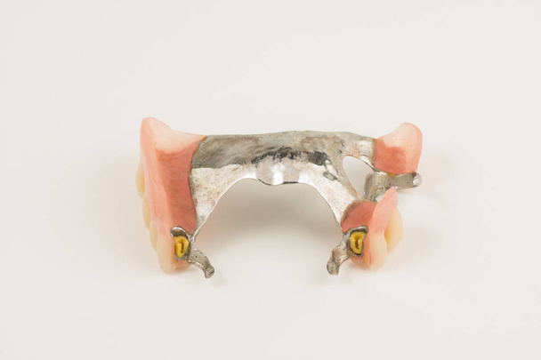 bugel eliminar dentaduras postizas con accesorios sobre fondo blanco
 - Foto, imagen