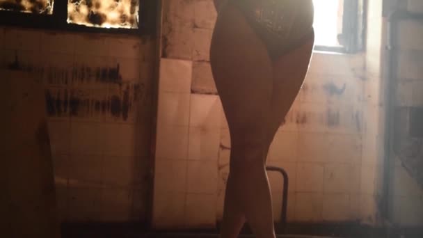 Nainen poseeraa vanhan ikkunan edessä taustavalaistu nainen alaston malli
 - Materiaali, video