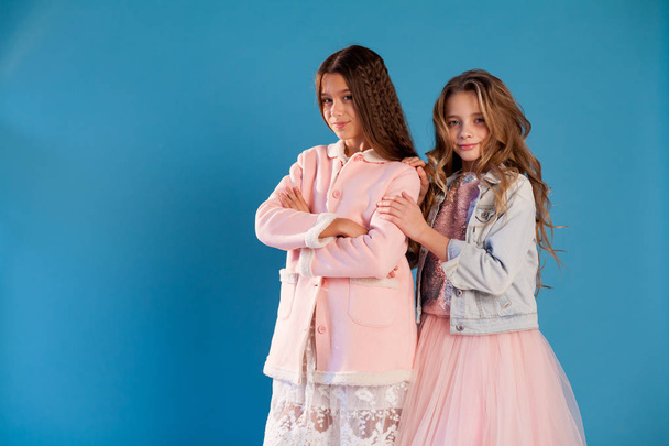 Okul üniformalı iki moda kız kız - Fotoğraf, Görsel