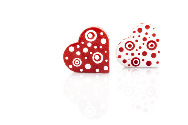 małe drewniane czerwone serca na białym z odbicia - Zdjęcie, obraz