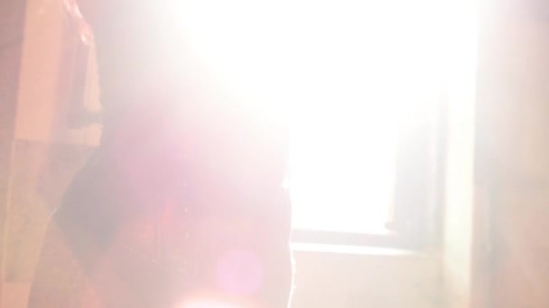 женщина позирует перед старым окном с подсветкой женской обнаженной модели
 - Кадры, видео