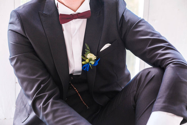 yaka çiçeği Damat takım elbise üzerinde fotoğraf. Poz damat - Fotoğraf, Görsel