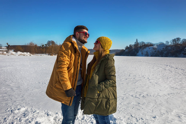 A couple talking in a winter day. Looking to each other. - Valokuva, kuva