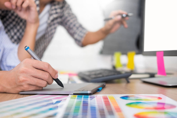 diseño gráfico creatividad creativa trabajando juntos para colorear utilizando gráficos tableta y un lápiz óptico en el escritorio con colega
  - Foto, Imagen
