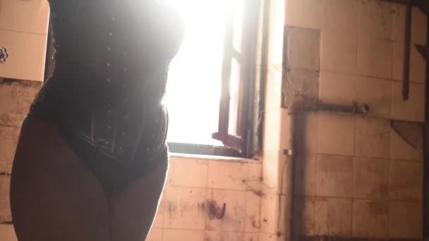 Frau posiert vor altem Fenster mit Hintergrundbeleuchtung weibliches Aktmodell - warmes Sonnenlicht - Filmmaterial, Video