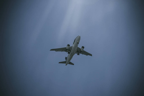 Passagierflugzeug am Himmel - Foto, Bild