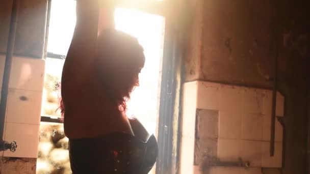 kadının önünde eski pencere arkadan aydınlatmalı kadın çıplak model poz - Video, Çekim