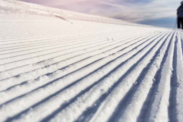 Primeros planos de nieve arreglada en la estación de esquí, textura de fondo banner pendiente
 - Foto, Imagen