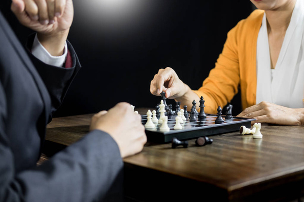 рука предпринимателя, движущегося в шахматной фигуре в настольной игре для анализа развития, управления стратегическими идеями или концепции лидерства
 - Фото, изображение