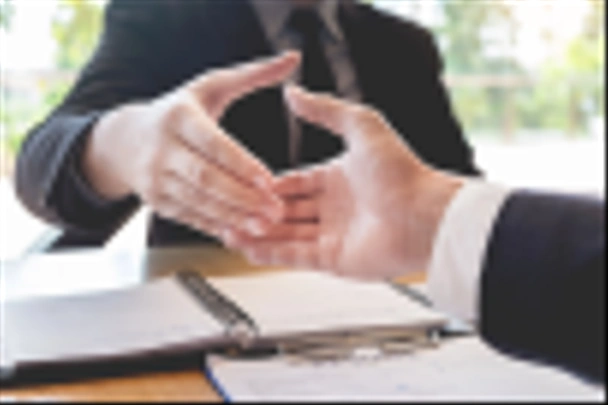Podnikání, kariéra a umístění koncept, šéf a zaměstnanec metoda handshaking po úspěšné vyjednávání nebo rozhovor - Fotografie, Obrázek