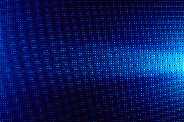 Na modrém pozadí v černou tečkou horizontální paprsek světla - Fotografie, Obrázek