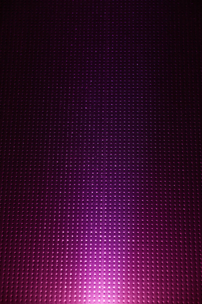 Fioletowe tło kratkę z biały promień światła - Zdjęcie, obraz
