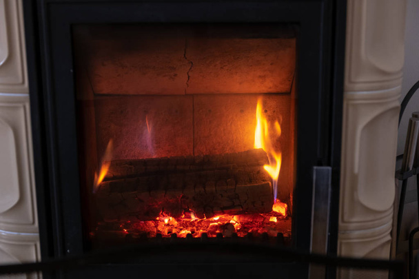 Feuer im Ofen, Nahaufnahme, Brennholzverbrennung - Foto, Bild
