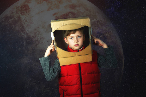 a gyermek öltözve egy űrhajós jelmez, a fiú játszik space Explorer - Fotó, kép