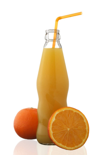 апельсиновий сік у пляшці та апельсинових фруктах ізольовані на білому тлі
 - Фото, зображення