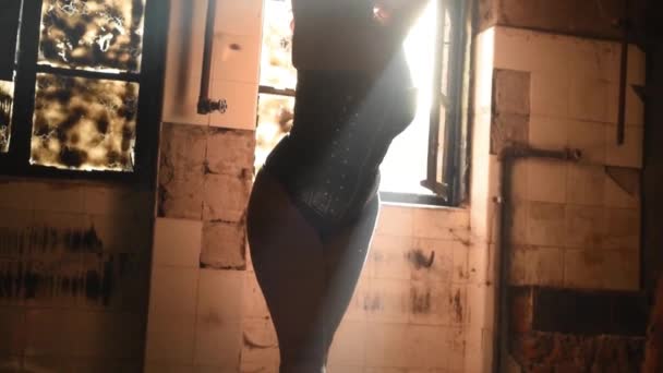 Frau posiert vor altem Fenster mit Hintergrundbeleuchtung weibliches Aktmodell - Filmmaterial, Video