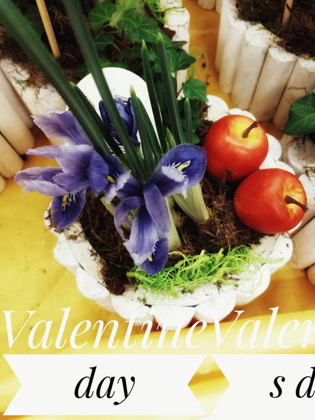 Tarjeta de felicitación San Valentino, flores naturales hermosos pétalos grandes y hermosos tonos púrpura arreglados para San Valentino
 - Foto, imagen