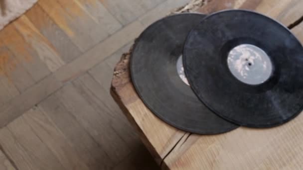 dwa stare płyty winylowe leżą na skraju widok stołu - Materiał filmowy, wideo