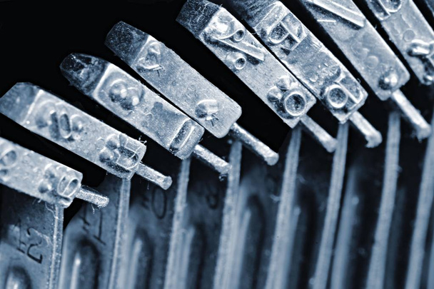 Detalle de los martillos individuales con texto grabado y mecanografía dentro de la máquina de escribir mecánica vintage
 - Foto, Imagen